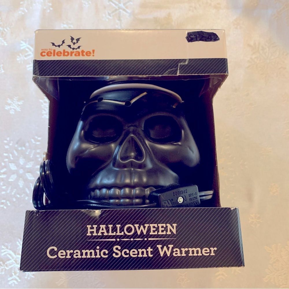 NWT Halloween Black Skull Wax Scent Warmer Scary Cute